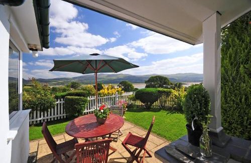 Penrhyndeudraeth House | Fron Cottage: Pet-Friendly Retreat with Hot Tub Access