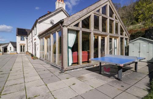 Abergele House | Pet-Friendly Retreat at Fron Goch Farm - 4 Star Comfort