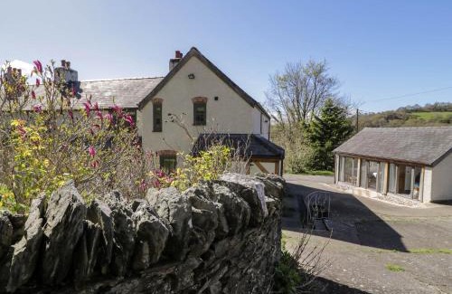 Abergele House | Pet-Friendly Retreat at Fron Goch Farm - 4 Star Comfort