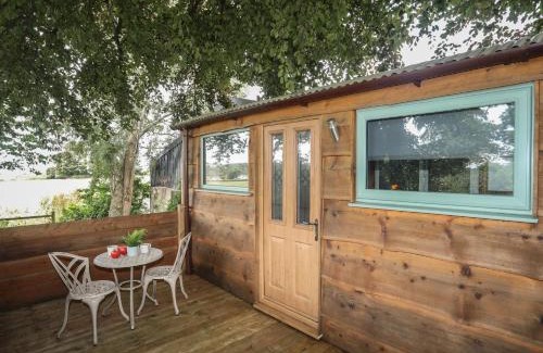 Pentraeth House | Cozy Frongoch Shepherd's Hut – 4-Star Guest Rated Retreat