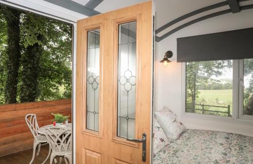 Pentraeth House | Cozy Frongoch Shepherd's Hut – 4-Star Guest Rated Retreat
