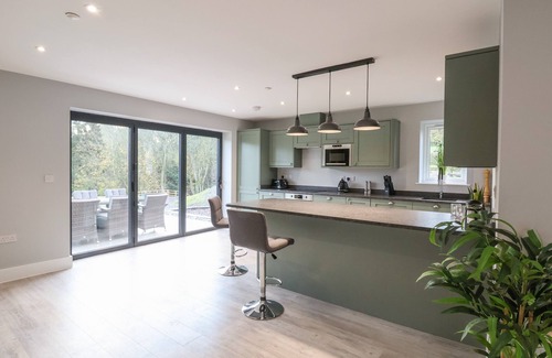 Ruthin Cottage | Family-Friendly FRON HAUL - ROBIN GOCH with Relaxing Hot Tub