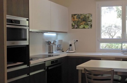 Bandol Apartment | Oceanfront Retreat: Guest Rated 9.8 with Pool & Parking