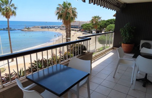 Bandol Apartment | Oceanfront Retreat: Guest Rated 9.8 with Pool & Parking
