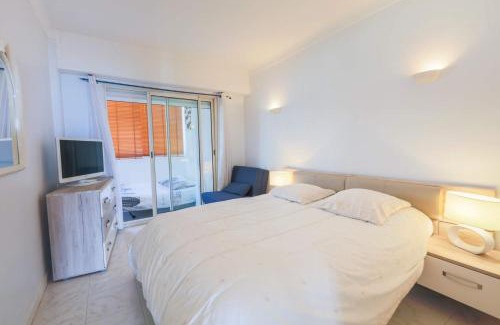 Juan-les-Pins Apartment | Oceanfront Haven with Panoramic Views & Secure Parking