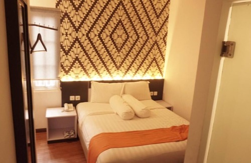 West Semarang Hotel | Guest Rated: Front One Boutique Tugu Muda Semarang Hotel