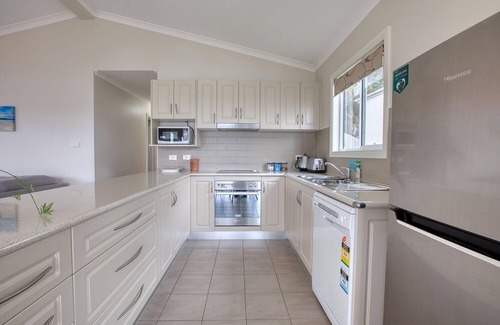 Binalong Bay House | Prime Beachfront Getaway with Kitchen Amenities - 9/10 Rated