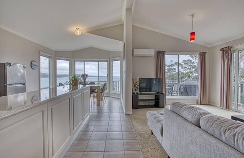 Binalong Bay House | Prime Beachfront Getaway with Kitchen Amenities - 9/10 Rated