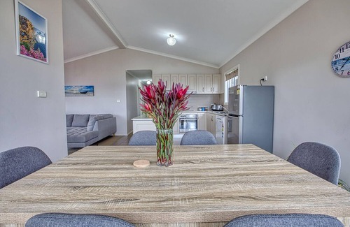 Binalong Bay House | Prime Beachfront Getaway with Kitchen Amenities - 9/10 Rated