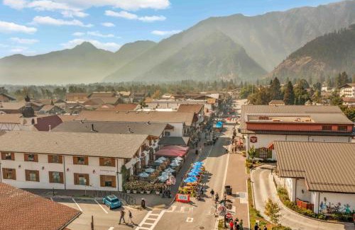 Leavenworth House | Elegant Front Street Suites: Rated 9/10 with Breakfast Included