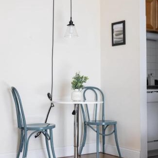 Ravenswood Apartment | Cozy 1 BR Apartment with City View in Ravenswood