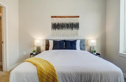 Fletcher Place Apartment | Accessible Downtown Indianapolis: FRONTDESK 531 Virginia Ave