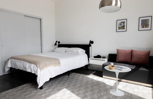 East Hyde Park Apartment | Stylish 1 BR Apartment Steps from 57th Street Beach
