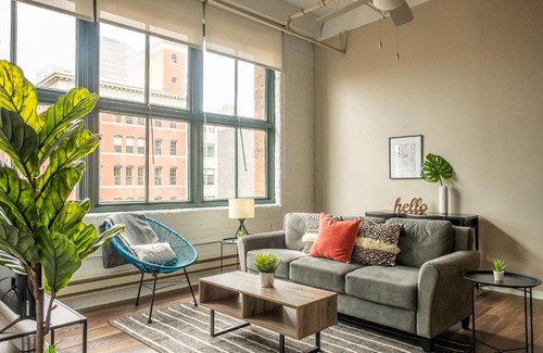 Central Business District Apartment | Stylish FRONTDESK East 8 Loft Apts in Downtown Cincinnati