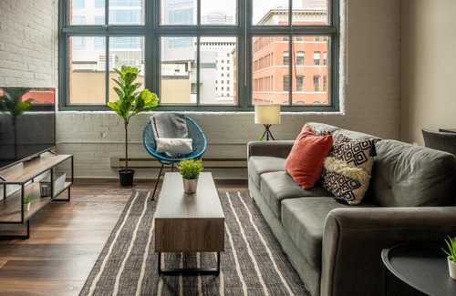 Central Business District Apartment | Stylish FRONTDESK East 8 Loft Apts in Downtown Cincinnati