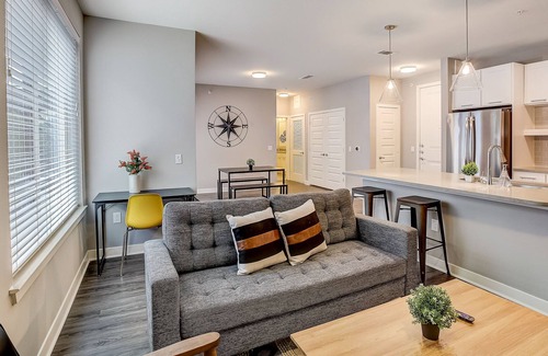 Highland Apartment | FRONTDESK Five Two At Highland Apts Downtown Austin