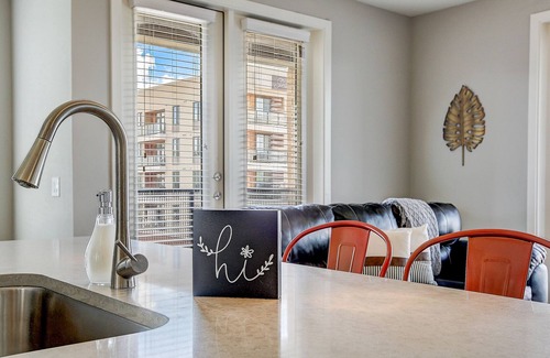 Highland Apartment | FRONTDESK Five Two At Highland Apts Downtown Austin