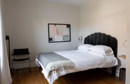 Roscoe Village Apartment | Modern 2 BR Apartment with Lake View - Guest Rated: 8/10