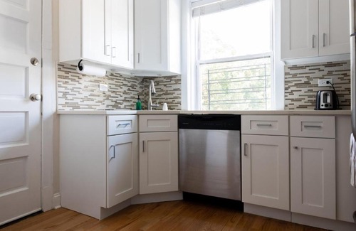 Roscoe Village Apartment | Modern 2 BR Apartment with Lake View - Guest Rated: 8/10
