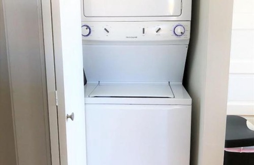 Roscoe Village Apartment | Modern 2 BR Apartment with Lake View - Guest Rated: 8/10