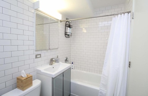 Indian Village Apartment | Modern Studio in East Hyde Park with Wheelchair Access