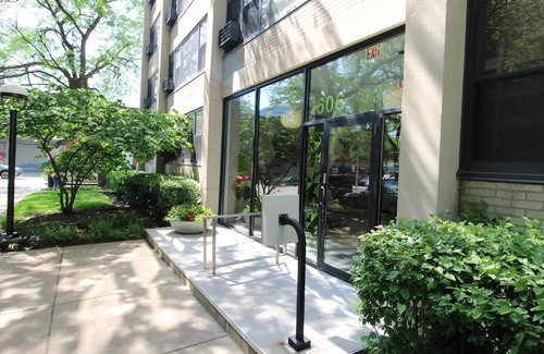 Indian Village Apartment | Modern Studio in East Hyde Park with Wheelchair Access