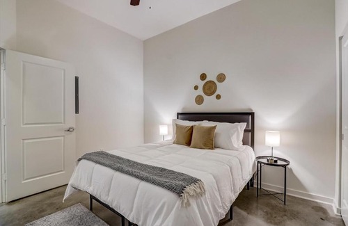 River Market Apartment | Family-Friendly FRONTDESK RM West Apts in River Market