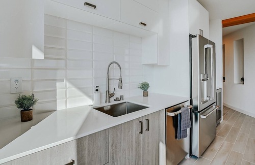 East Town Apartment | Frontdesk | Stunning 3BR w / City & Lake Views