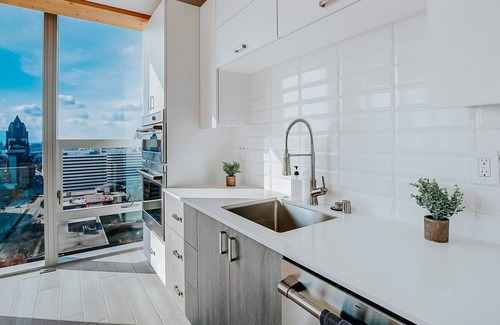 East Town Apartment | Frontdesk | Stunning 3BR w / City & Lake Views