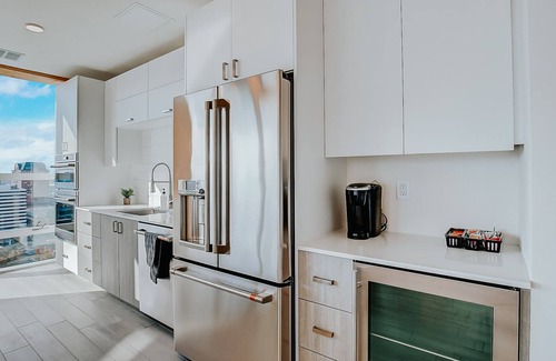 East Town Apartment | Frontdesk | Stunning 3BR w / City & Lake Views