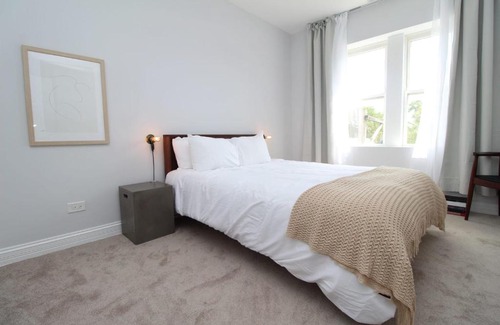 Ukrainian Village Apartment | Convenient 2 BR Apartment with Full Kitchen Accessibility