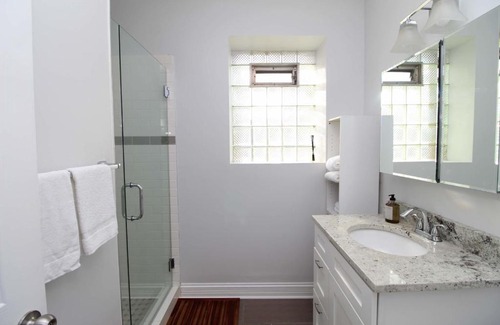 Ukrainian Village Apartment | Convenient 2 BR Apartment with Full Kitchen Accessibility