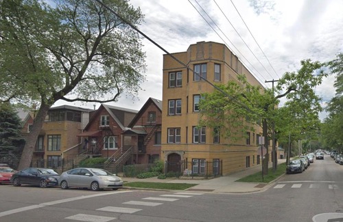 Ukrainian Village Apartment | Convenient 2 BR Apartment with Full Kitchen Accessibility