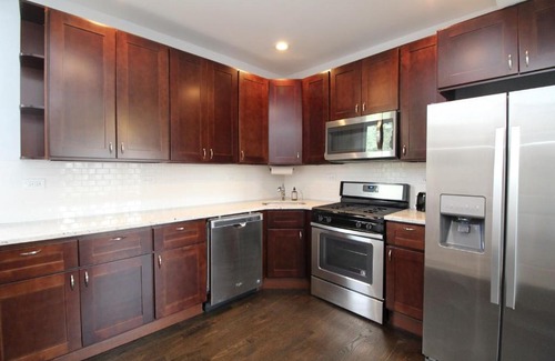 Ukrainian Village Apartment | Convenient 2 BR Apartment with Full Kitchen Accessibility