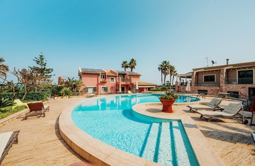 Augusta Villa | Beachfront Escape at Fronte Spiaggia Zoe - 9.4/10 Rating