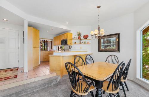 Century West Apartment | Cozy Frosty Summit Condo at Mount Bachelor Village Resort