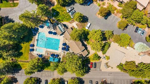 Century West Apartment | Cozy Frosty Summit Condo at Mount Bachelor Village Resort