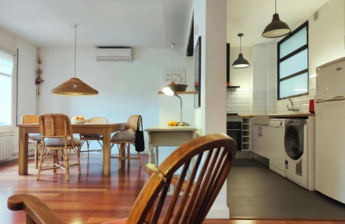 La Nova Esquerra de l'Eixample Apartment | Ideal 2-Bedroom Apartment Near Hospital Clinic with Spa