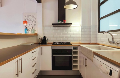 La Nova Esquerra de l'Eixample Apartment | Ideal 2-Bedroom Apartment Near Hospital Clinic with Spa