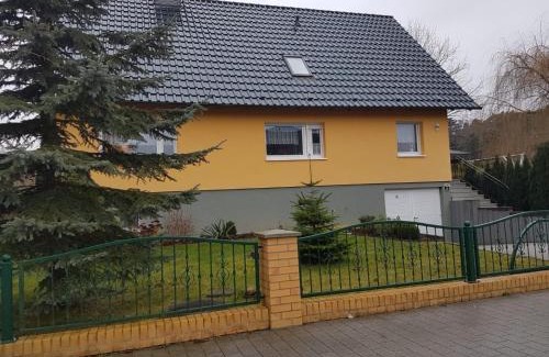 Schoeneberg b. Angermuende Apartment | Fuchsbau: Family-Friendly Retreat with Kitchen Amenities