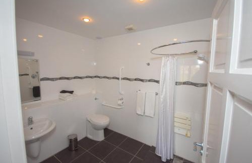 Caherdaniel Villa | Beachside Fuchsia Lodge - 4-Star Gem with Ocean Views
