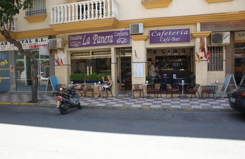 Fuengirola City Centre Apartment | Beachfront Fuengirola Apartment with Pool and Ocean View