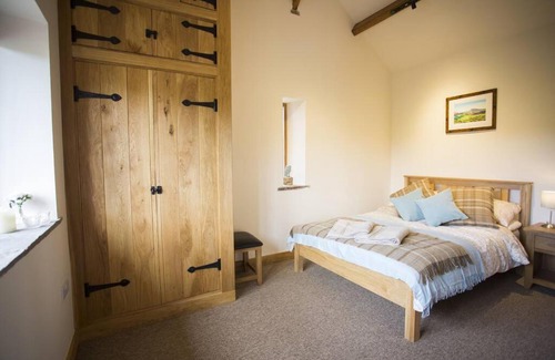 Monmouth House | Delightful Fuesli Lodge with Hot Tub at Harrys Cottages