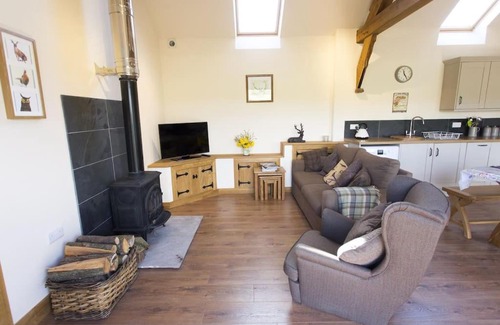 Monmouth House | Delightful Fuesli Lodge with Hot Tub at Harrys Cottages