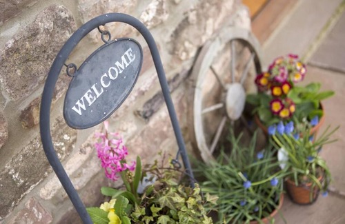 Monmouth House | Delightful Fuesli Lodge with Hot Tub at Harrys Cottages