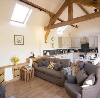 Monmouth House | Delightful Fuesli Lodge with Hot Tub at Harrys Cottages