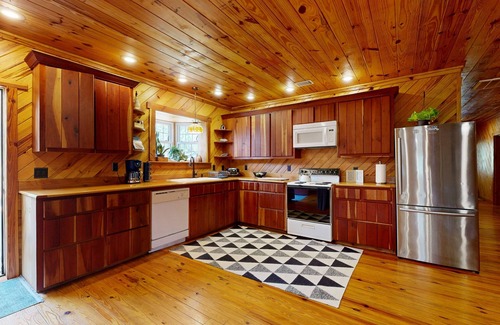 Valona House | Full 3 ensuite home in fish camp community w/kayaks, bikes and boat parking