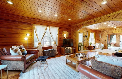 Valona House | Full 3 ensuite home in fish camp community w/kayaks, bikes and boat parking