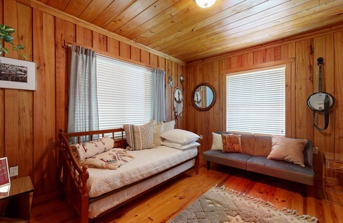 Valona House | Full 3 ensuite home in fish camp community w/kayaks, bikes and boat parking