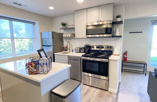 Draper Apartment | Inviting 2 BR Ocean View Retreat with Spa & Breakfast